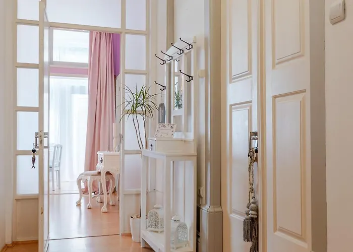 Serafina Palace Historic Charm By The Sea