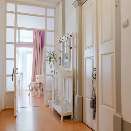 Serafina Palace Historic Charm By The Sea