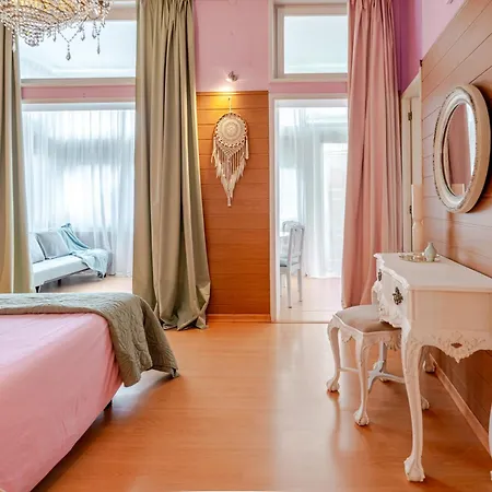 Guest house Serafina Palace Historic Charm By The Sea